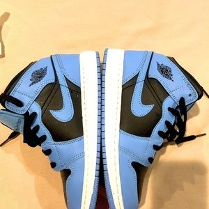 These are a 5 in BOYS which is a 7 in Woman.